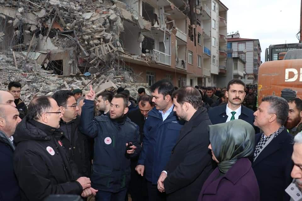 Bakan Albayrak ve Bakan Kurum, deprem bölgesinde incelemede bulundu