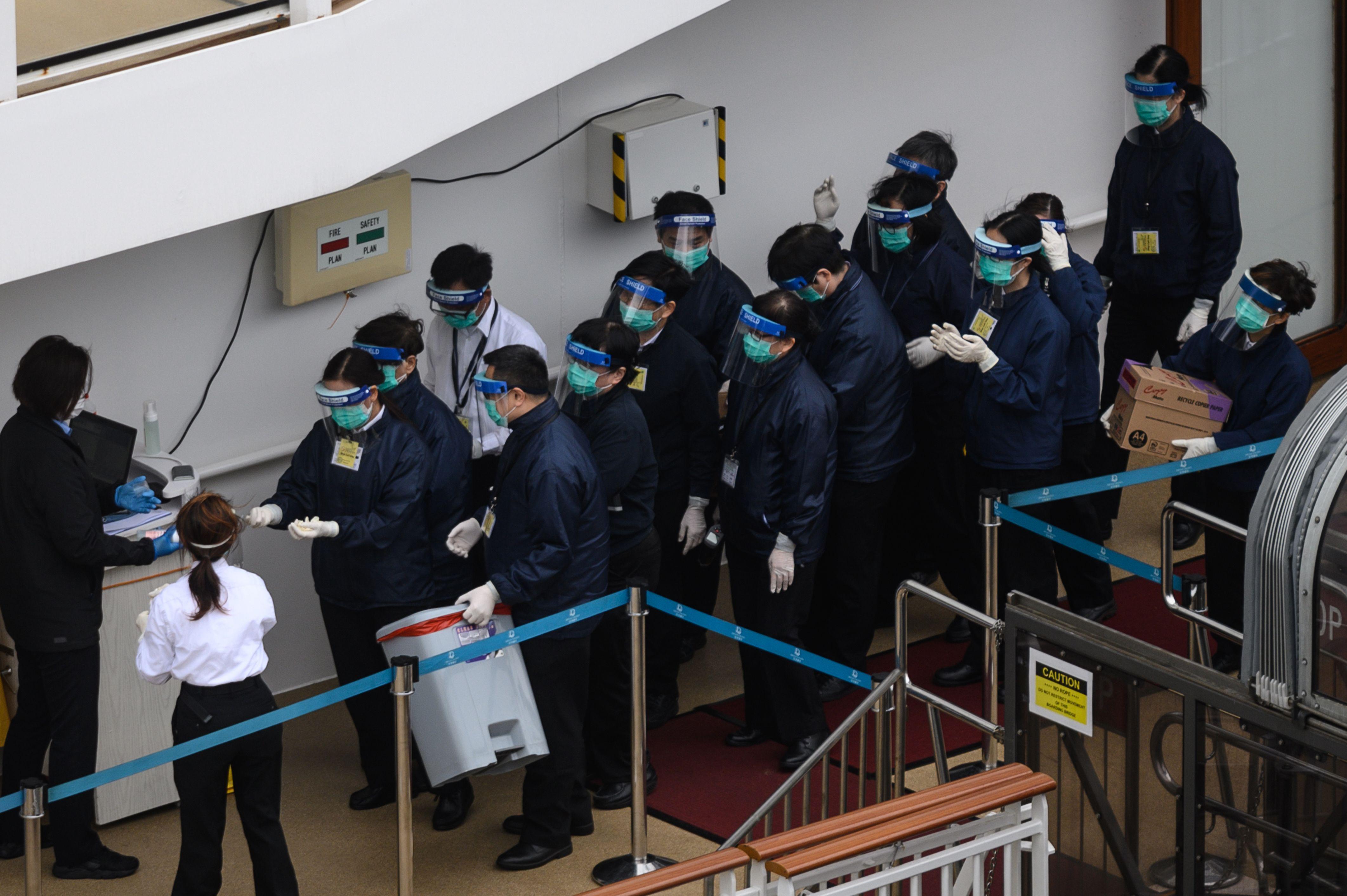 Hong Kong’da bir gemi koronavirüs nedeniyle karantinada