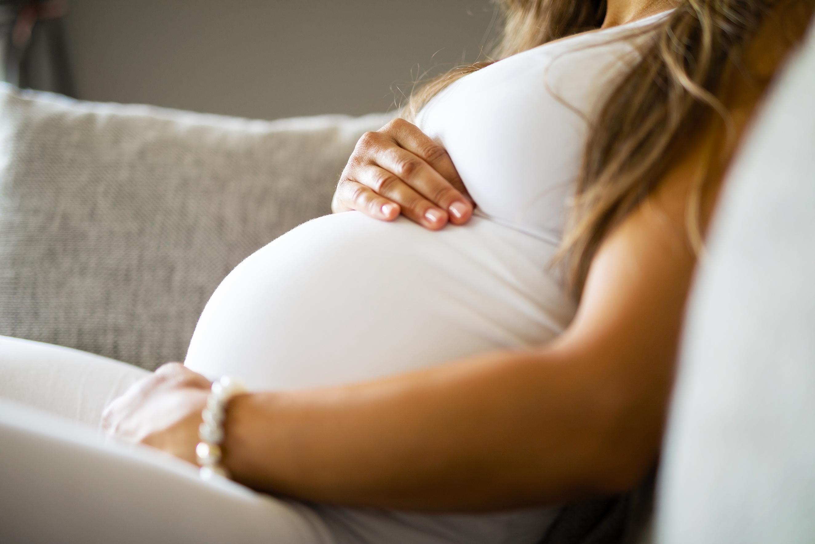 Koronavirüs hamile anneden bebeğine bulaşır mı
