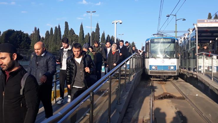İstanbulda tramvay seferlerinde enerji kesintisi Anons sonrası indiler