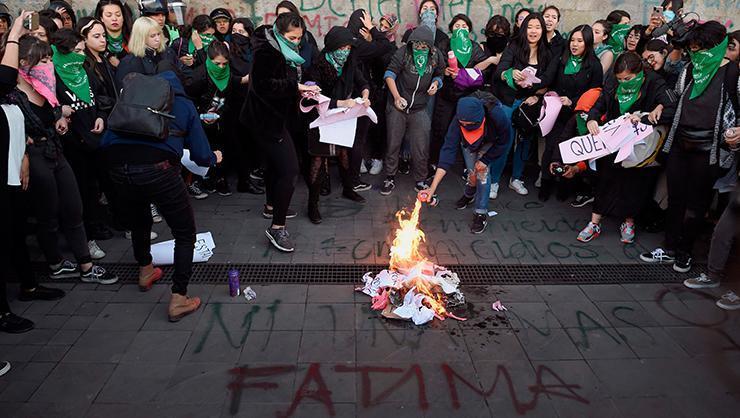 Meksikada kadınlar mahkemeyi ateşe verdi