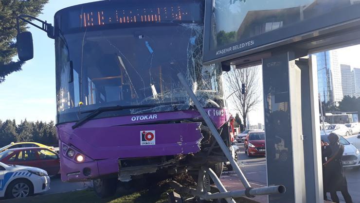 Ataşehirde otomobille çarpışan halk otobüsü havada asılı kaldı