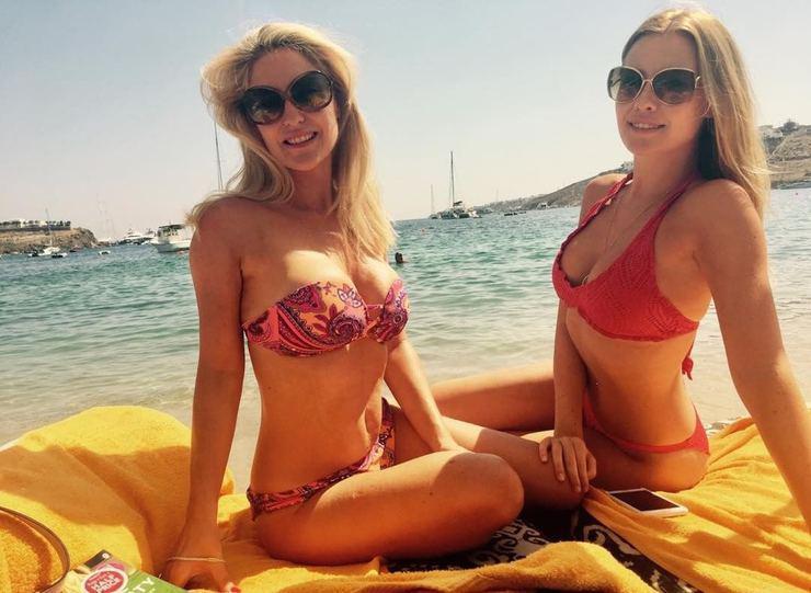 Chloe Loughnan, annesi ile bikinili fotoğrafını paylaştı