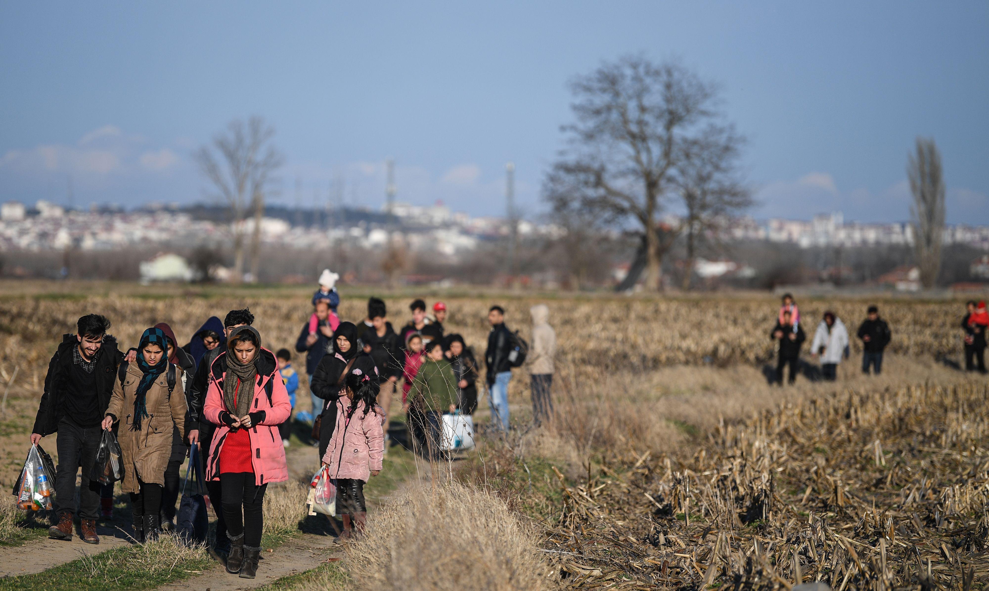 Düzensiz göçmenler kafileler halinde Edirne’ye gidiyor