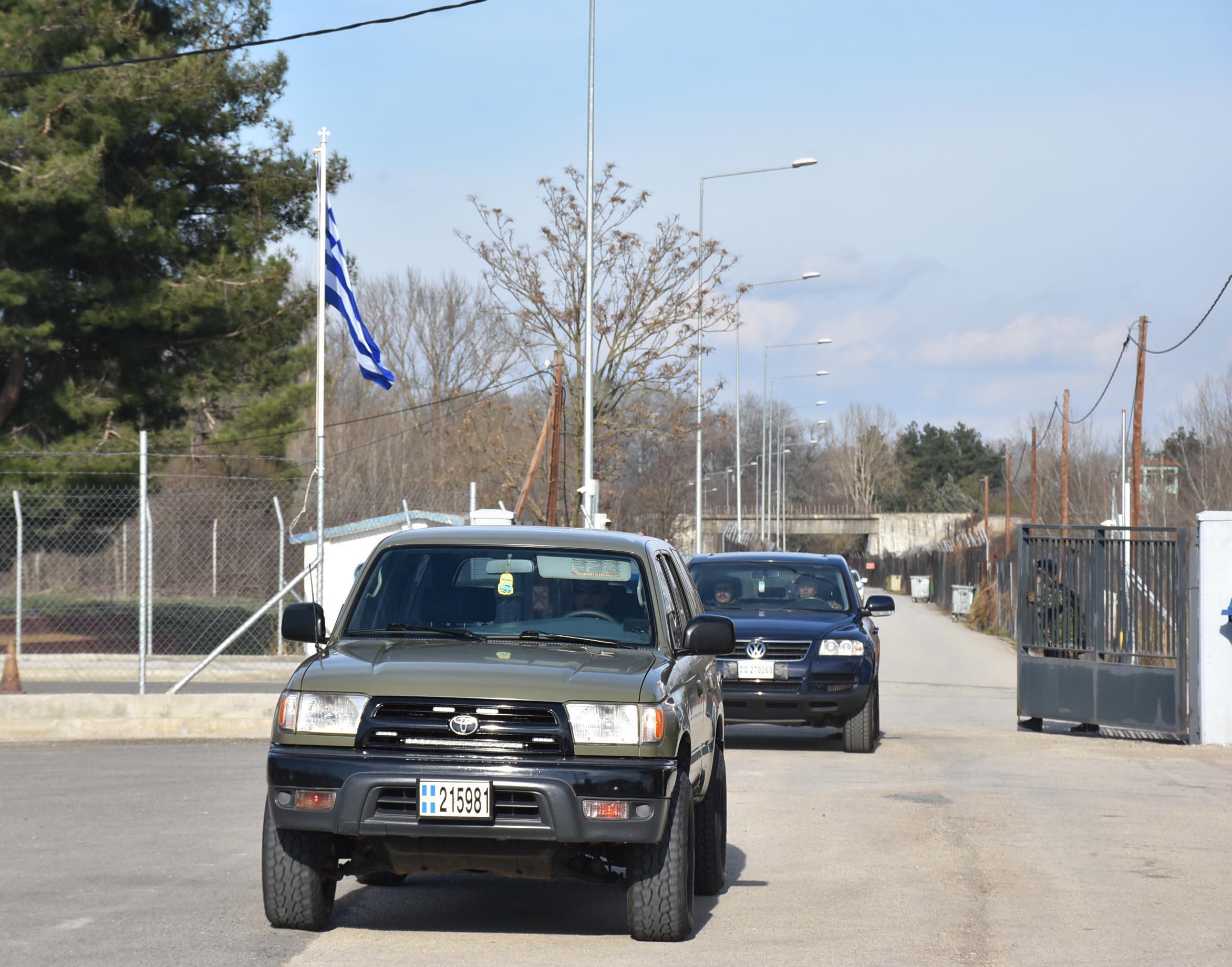 Yunanistan, sınırda önlemleri artırdı: Kamyonla tel örgü taşıyorlar