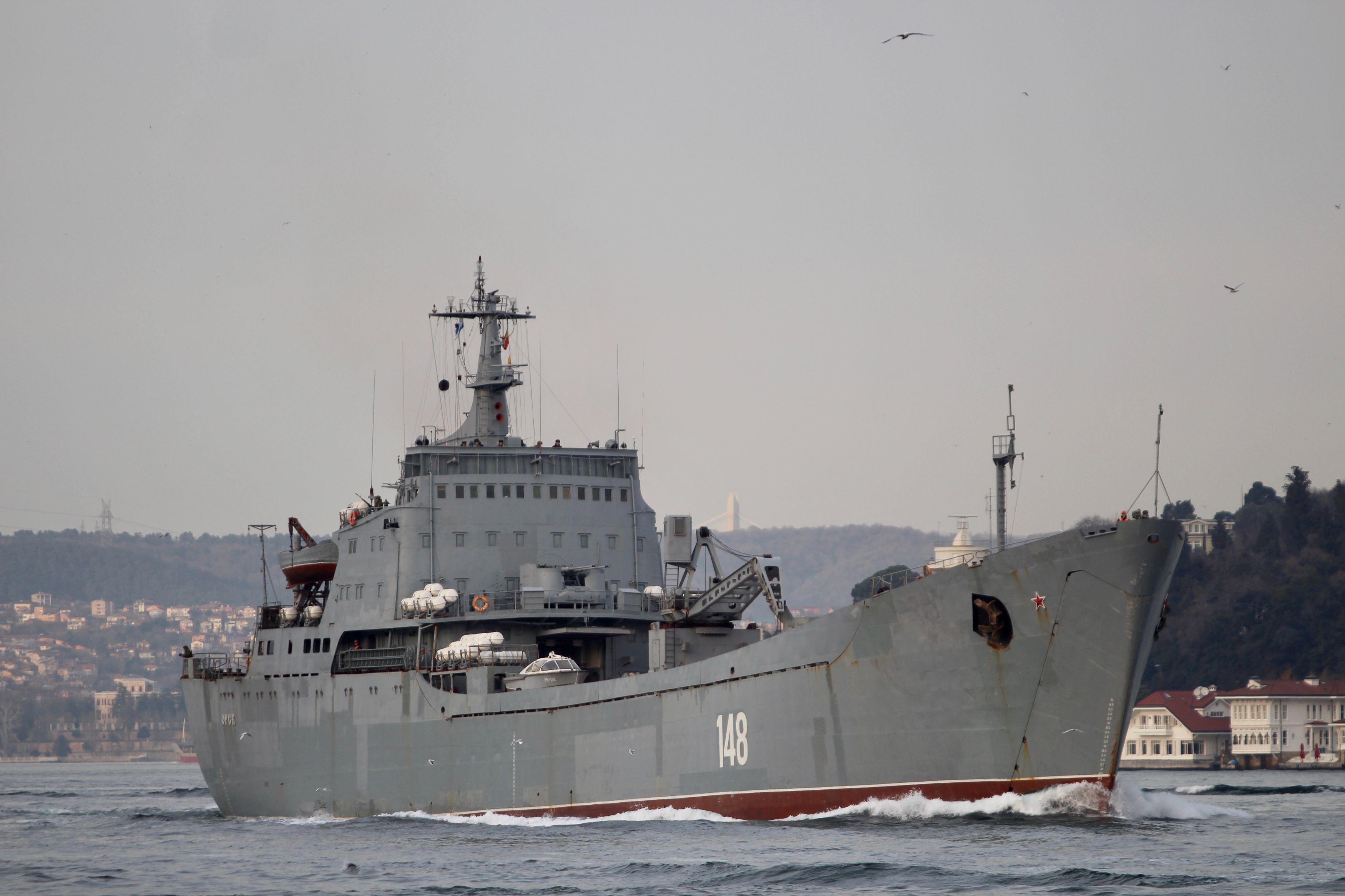 Rus savaş gemisi İstanbul Boğazından geçti