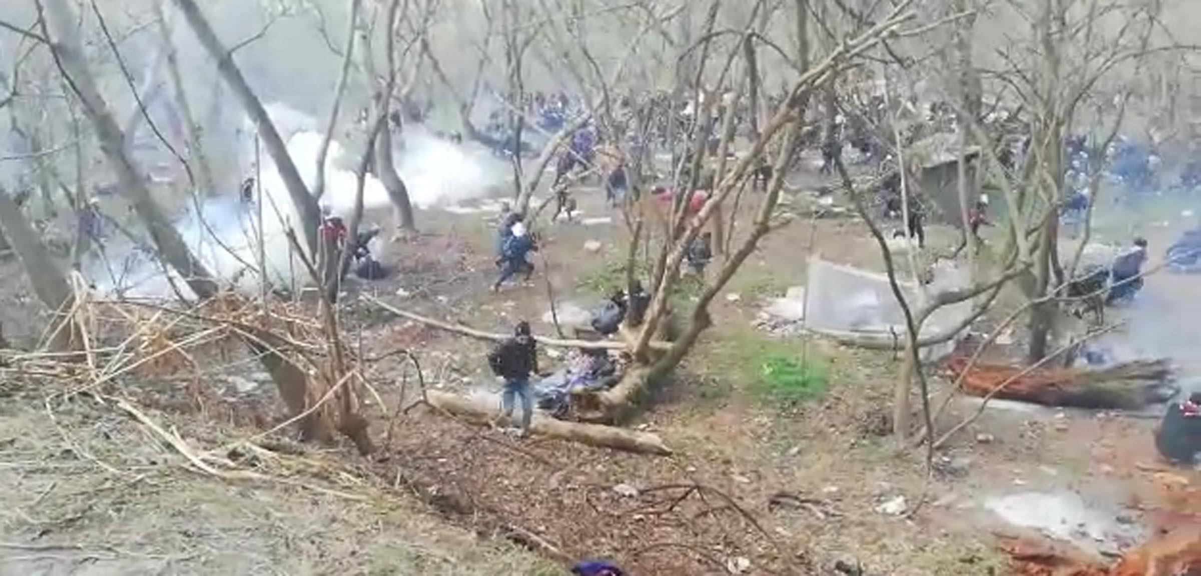 Yunan askerleri sınıra giden göçmenlere gaz bombası attı