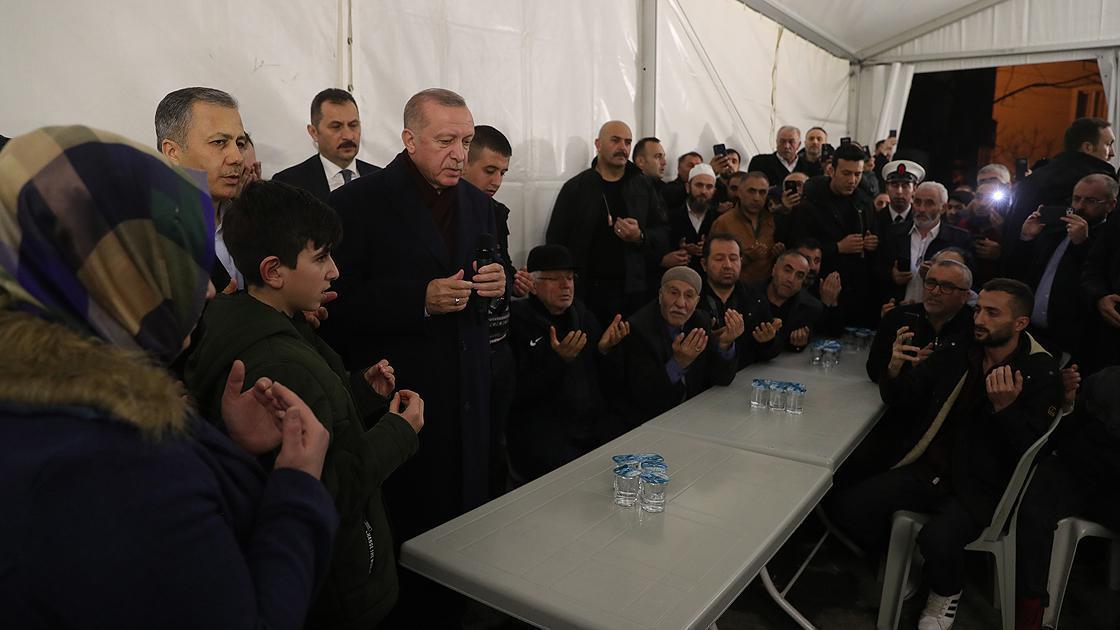 Cumhurbaşkanı Erdoğandan İdlib şehidi Baysalın babaevine taziye ziyareti