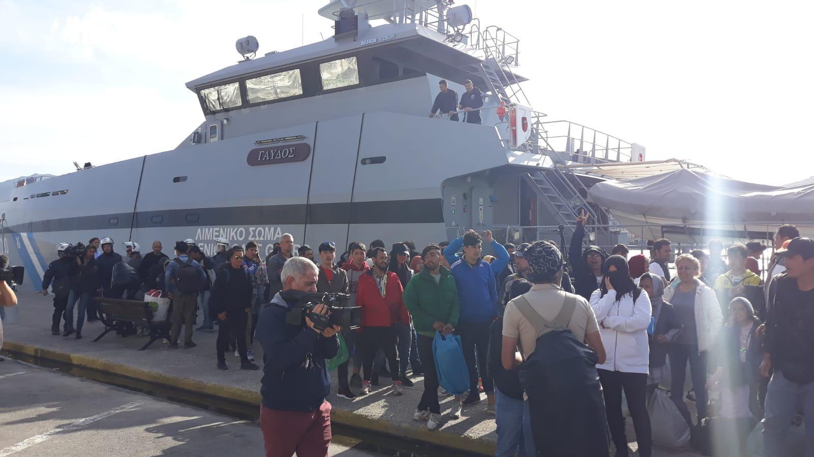 Göçmenler için Atinaya gemi kalkacağı iddiasını duyanlar iskeleye akın etti
