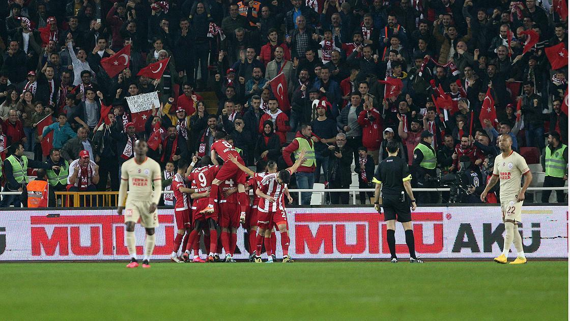 Galatasaray galibiyet serisini Sivasta bıraktı