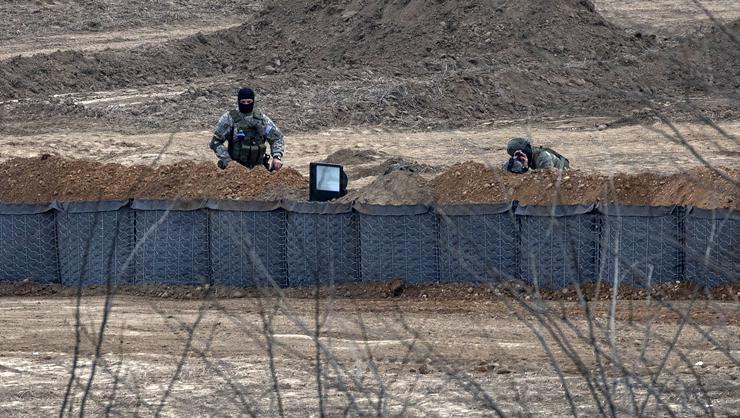 Yunanistan sığınmacıları önlemek için sınır hattına siper kazıyor