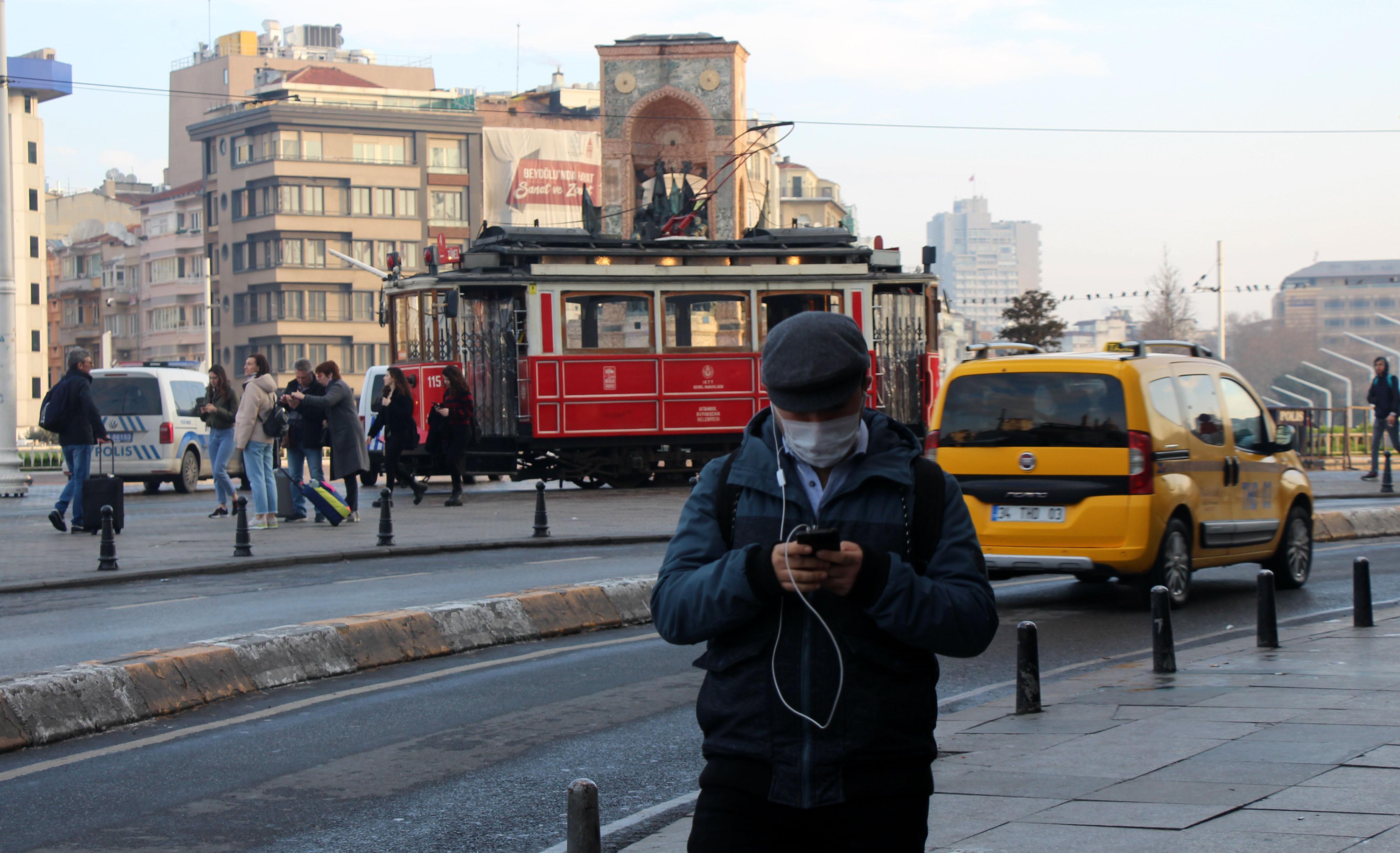 İstanbulda vatandaşların koronavirüs tedbiri