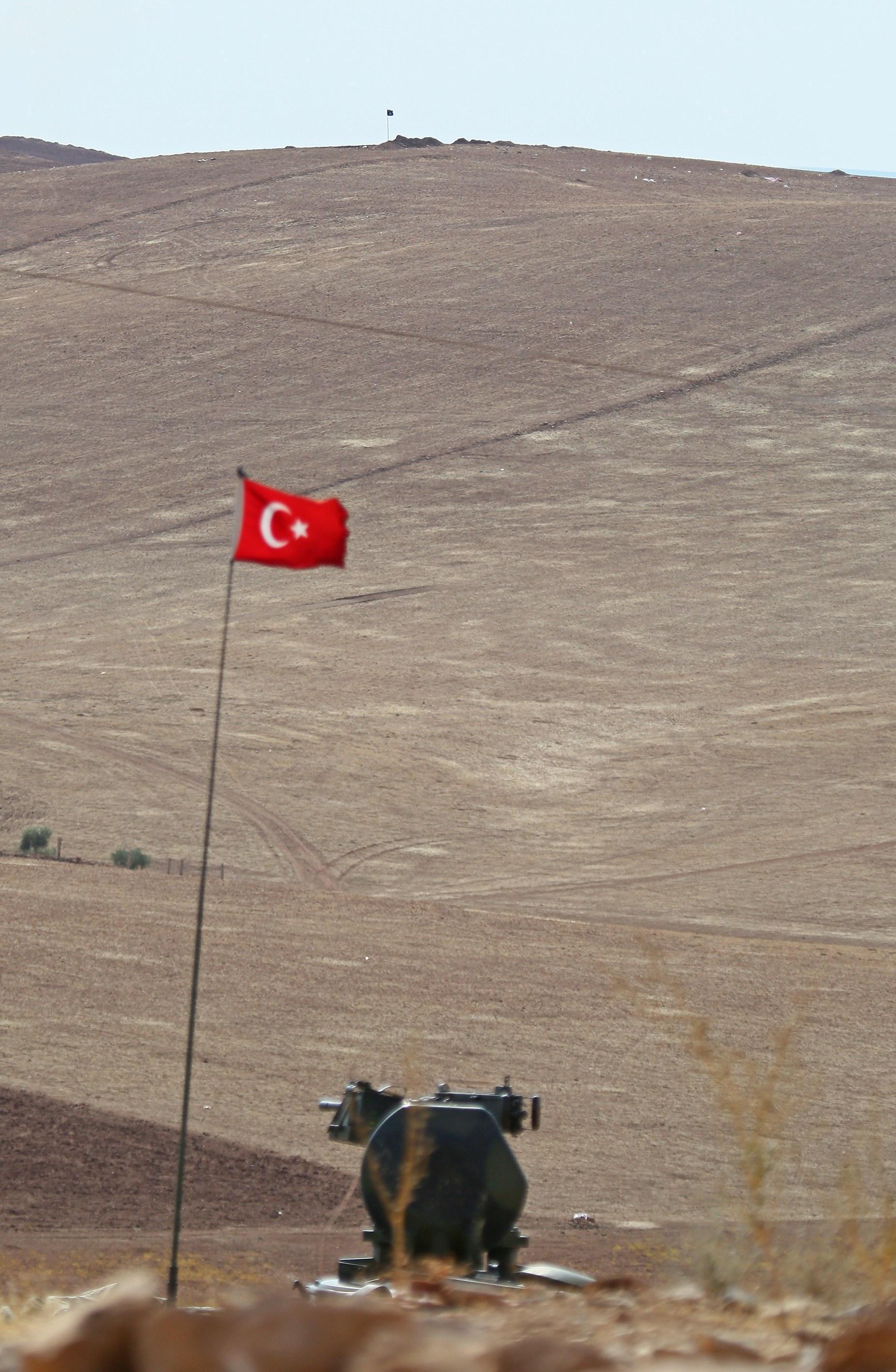 IŞİD bayrağını dikti