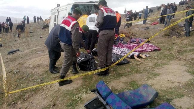 Öğrenci otobüsü uçuruma yuvarlandı: 8 ölü, 25 yaralı