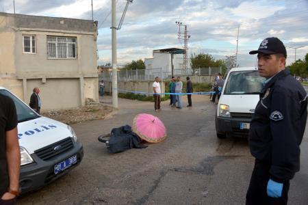 Adanada çarşaflı pembe şemsiyeli silahlı saldırı