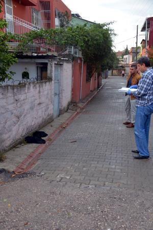 Adanada çarşaflı pembe şemsiyeli silahlı saldırı