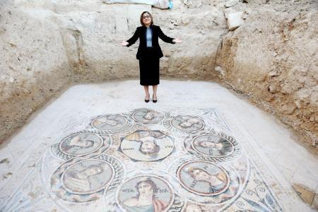 Tarihi mozaiklerin üstüne basarak tanıtıma tepki yağdı