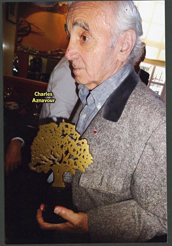 Charles Aznavour ödülünü Pariste aldı