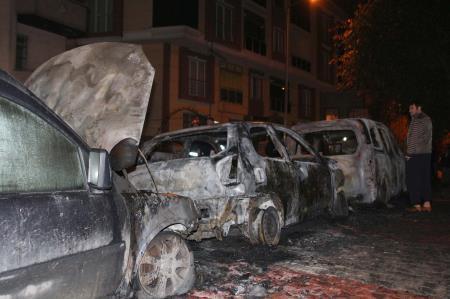 İstanbulda yine araçlar yakıldı