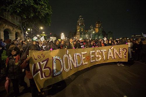 Meksika kayıp öğrenciler için sokakta