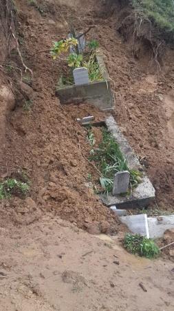 Sağanak yağmur sonrası mezarlar kaydı