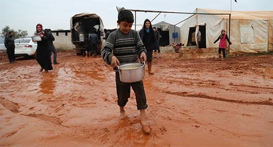 Suriye kamplarında sıcak yemek sevinci