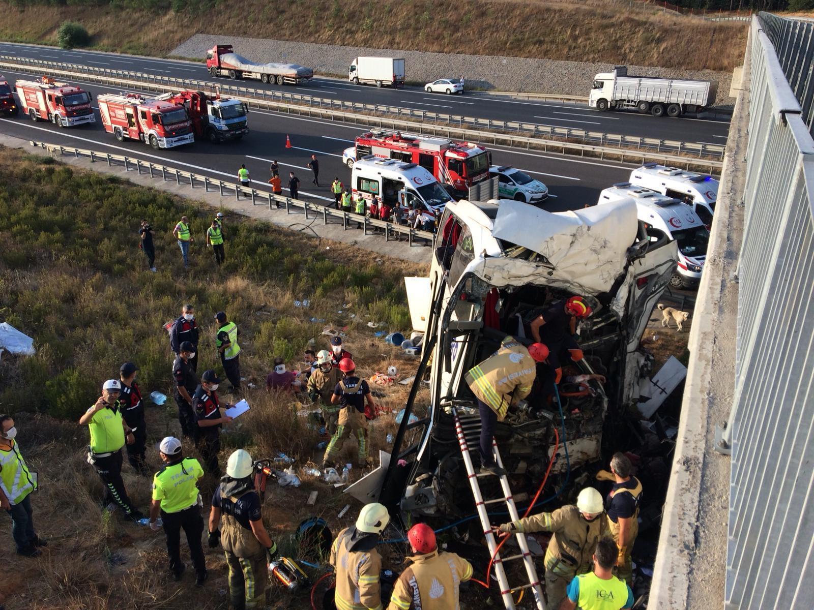İstanbuldaki yolcu otobüsü kazasında 5 kişi öldü Şoför uyumuş