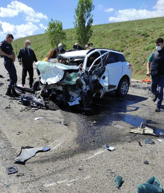 Son dakika...Sivasta katliam gibi trafik kazası: 9 kişi hayatını kaybetti