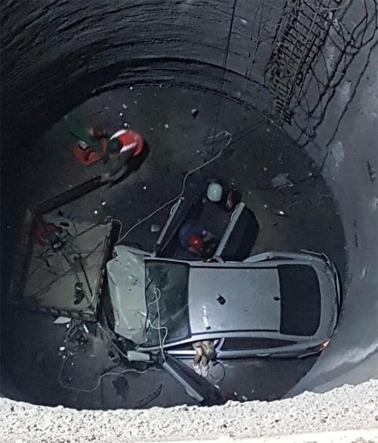 İzmir’de feci kaza Otomobil 25 metre yüksekliğindeki metro inşaatına düştü…
