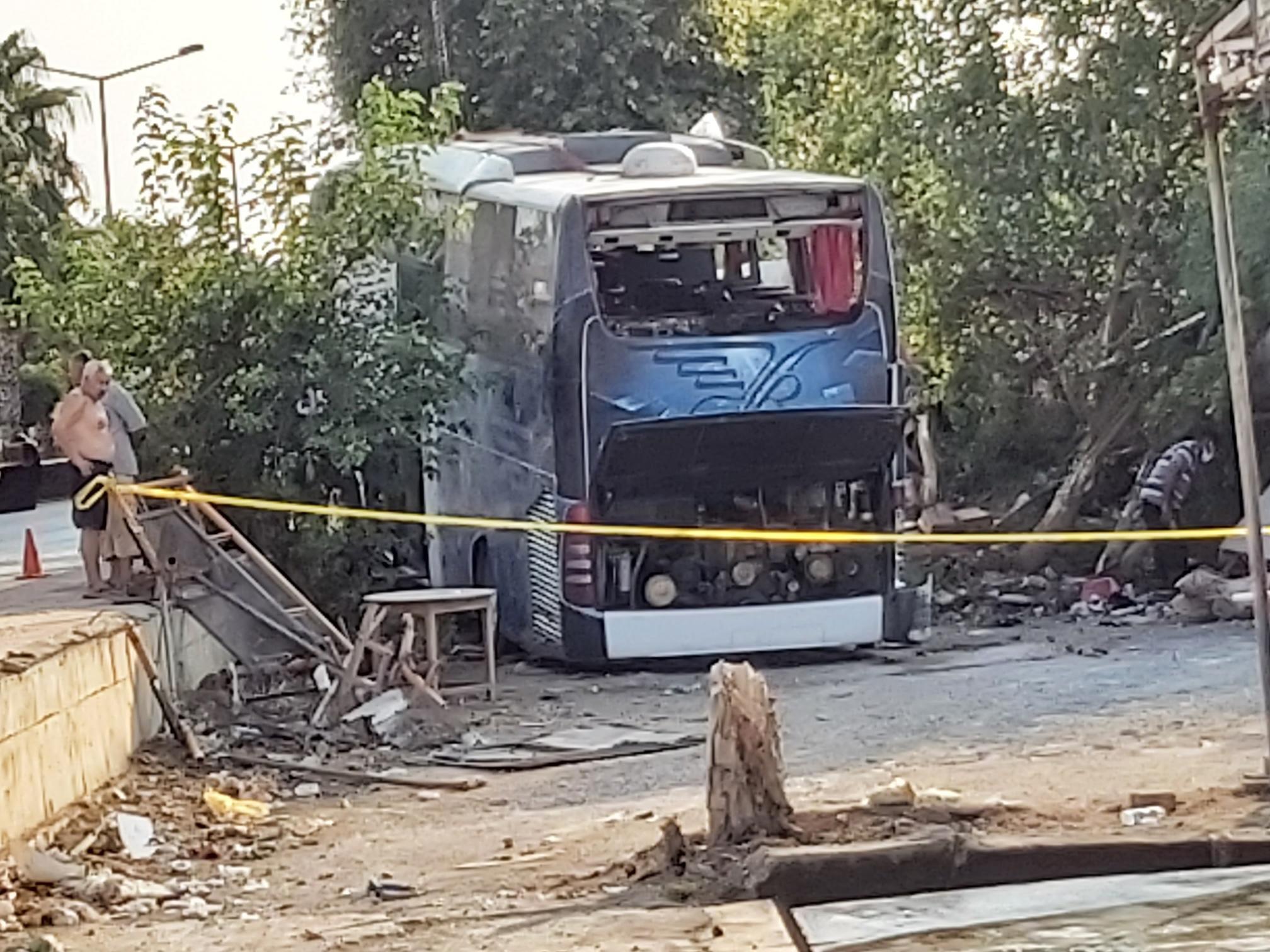 Son dakika: Mersinde yolcu otobüsü duvarı yıkarak devrildi 37 kişi...