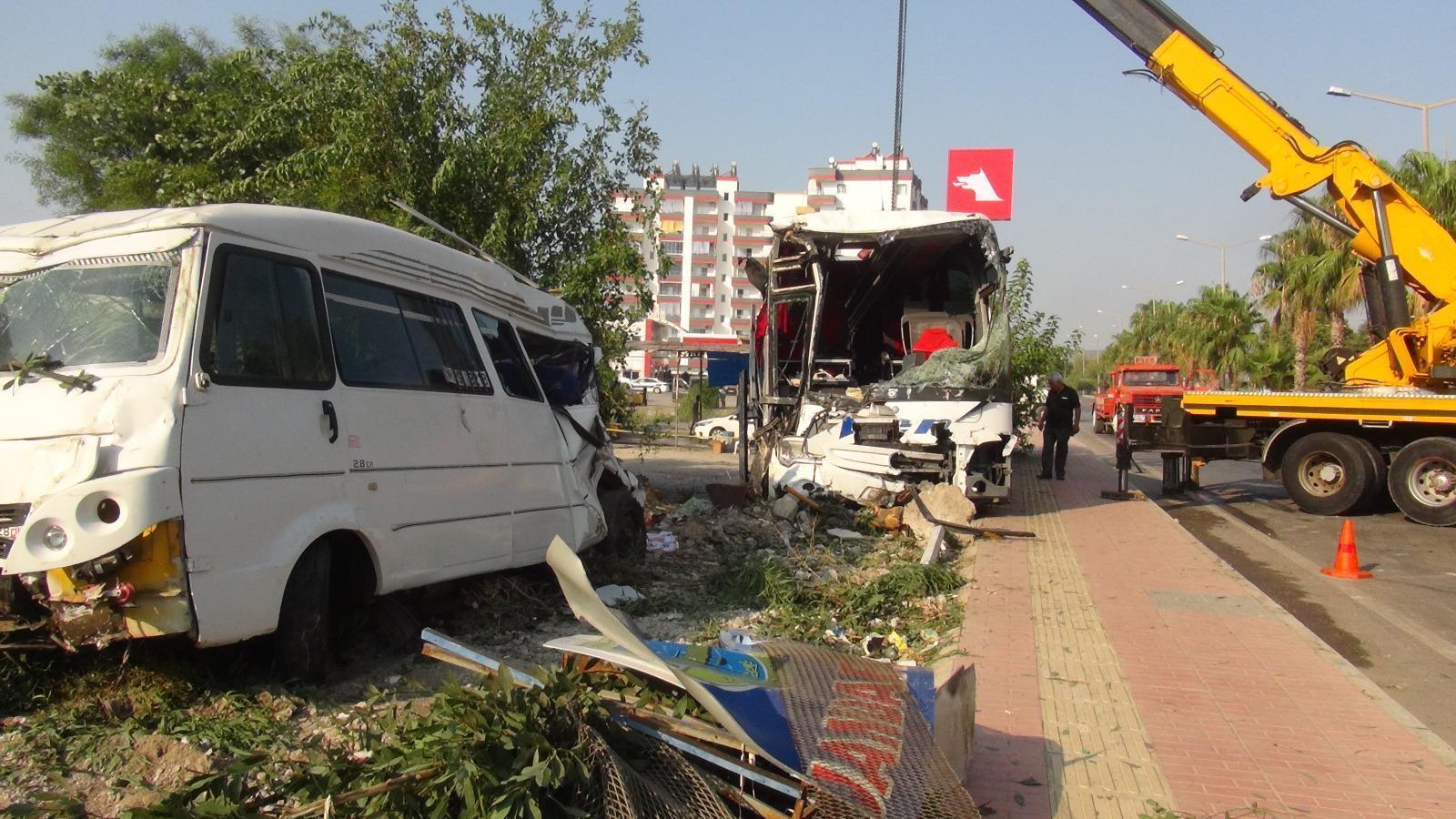 Son dakika: Mersinde yolcu otobüsü duvarı yıkarak devrildi 37 kişi...