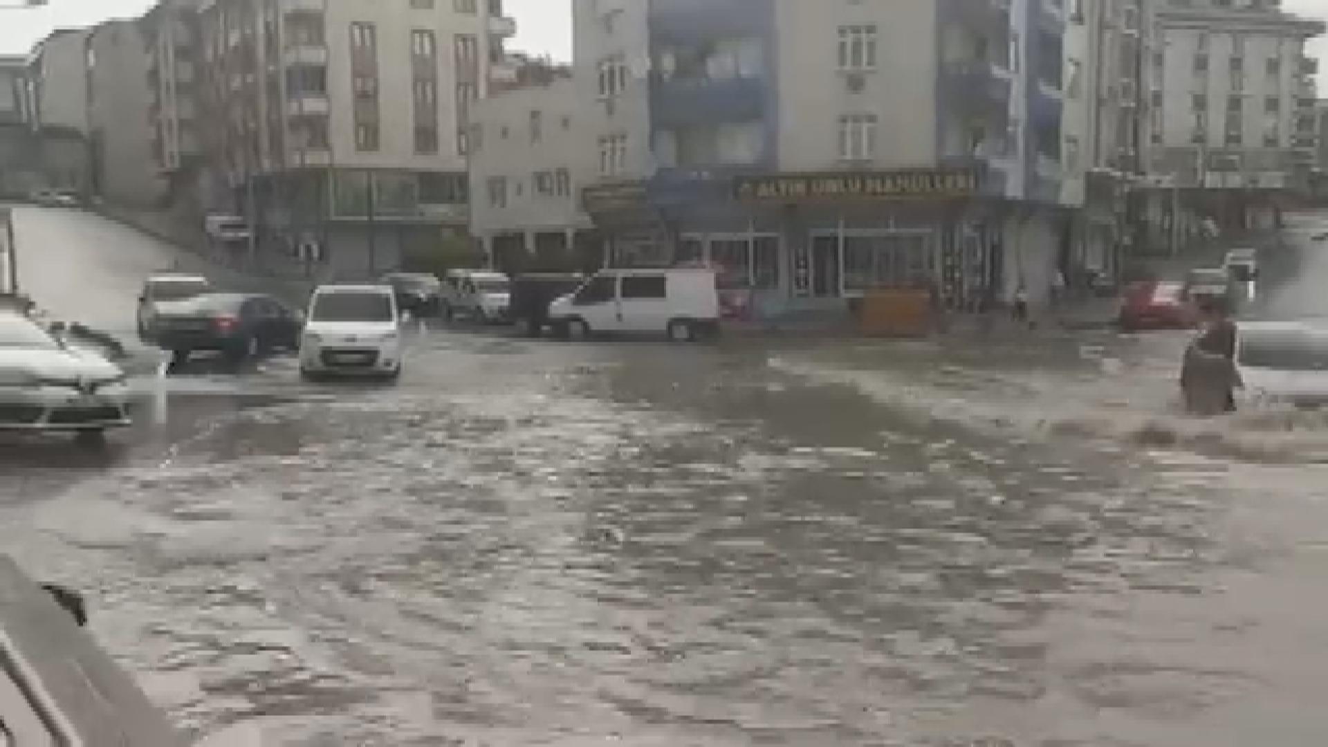 İstanbul Arnavutköyde sağanak yağış nedeniyle yollar göle döndü