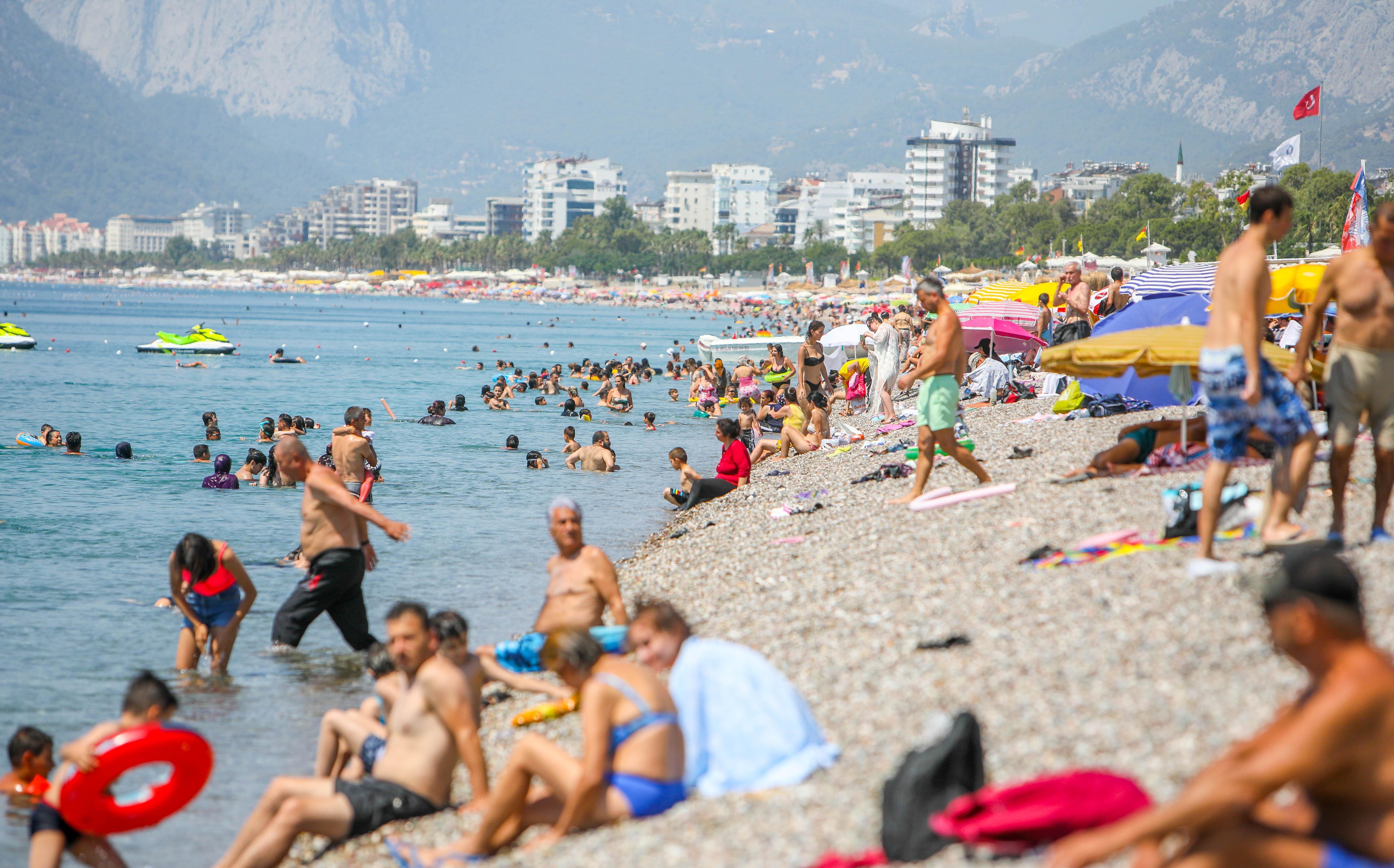 Antalyada hava sıcaklığı 41 dereceyi gördü Hafta sonu sıcaklık düşecek