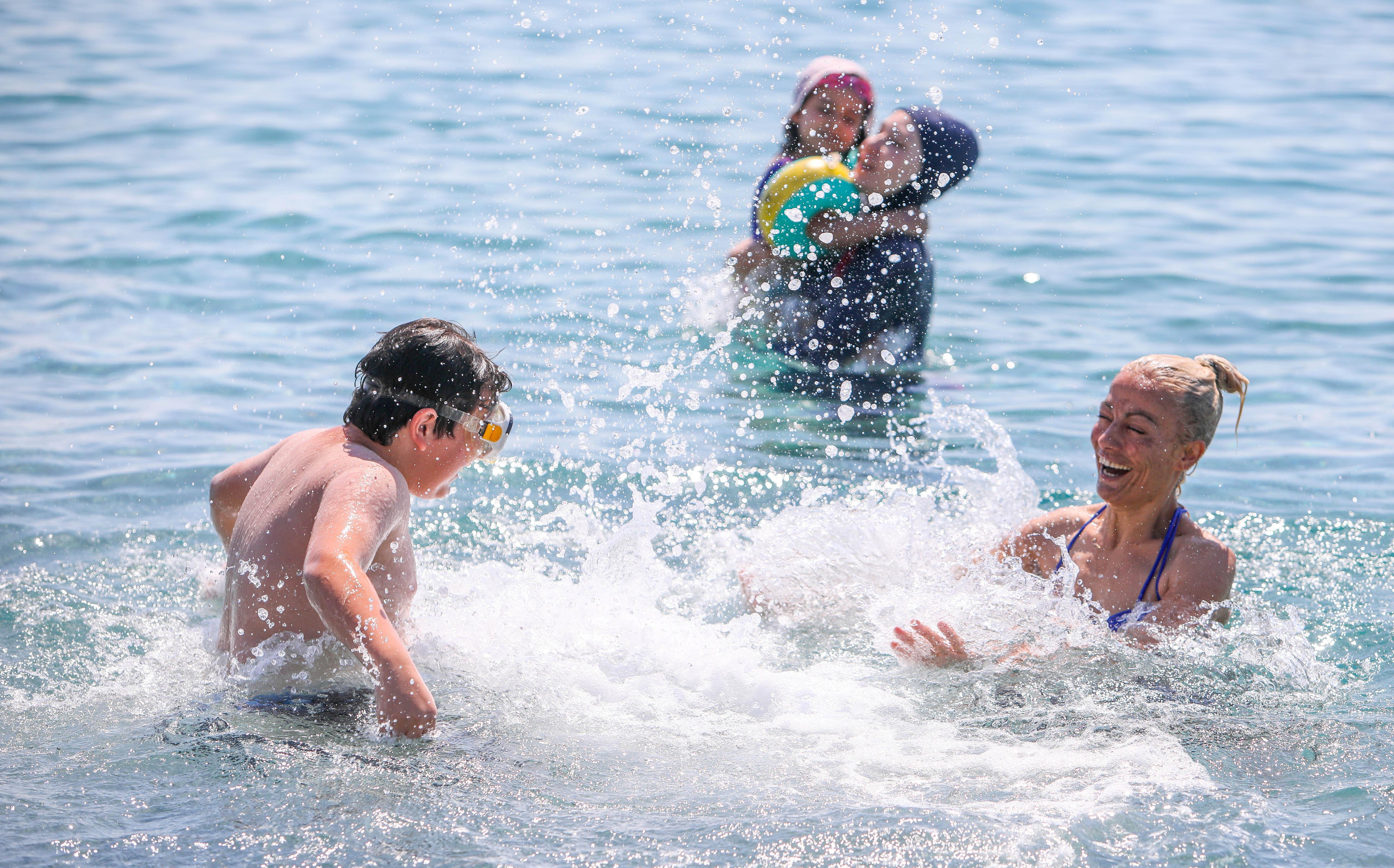 Antalyada hava sıcaklığı 41 dereceyi gördü Hafta sonu sıcaklık düşecek