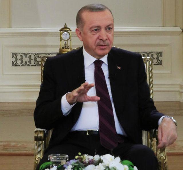 TRT yayınında dikkat çeken saat detayı Cumhurbaşkanı Erdoğan’ın arkasında duruyordu...