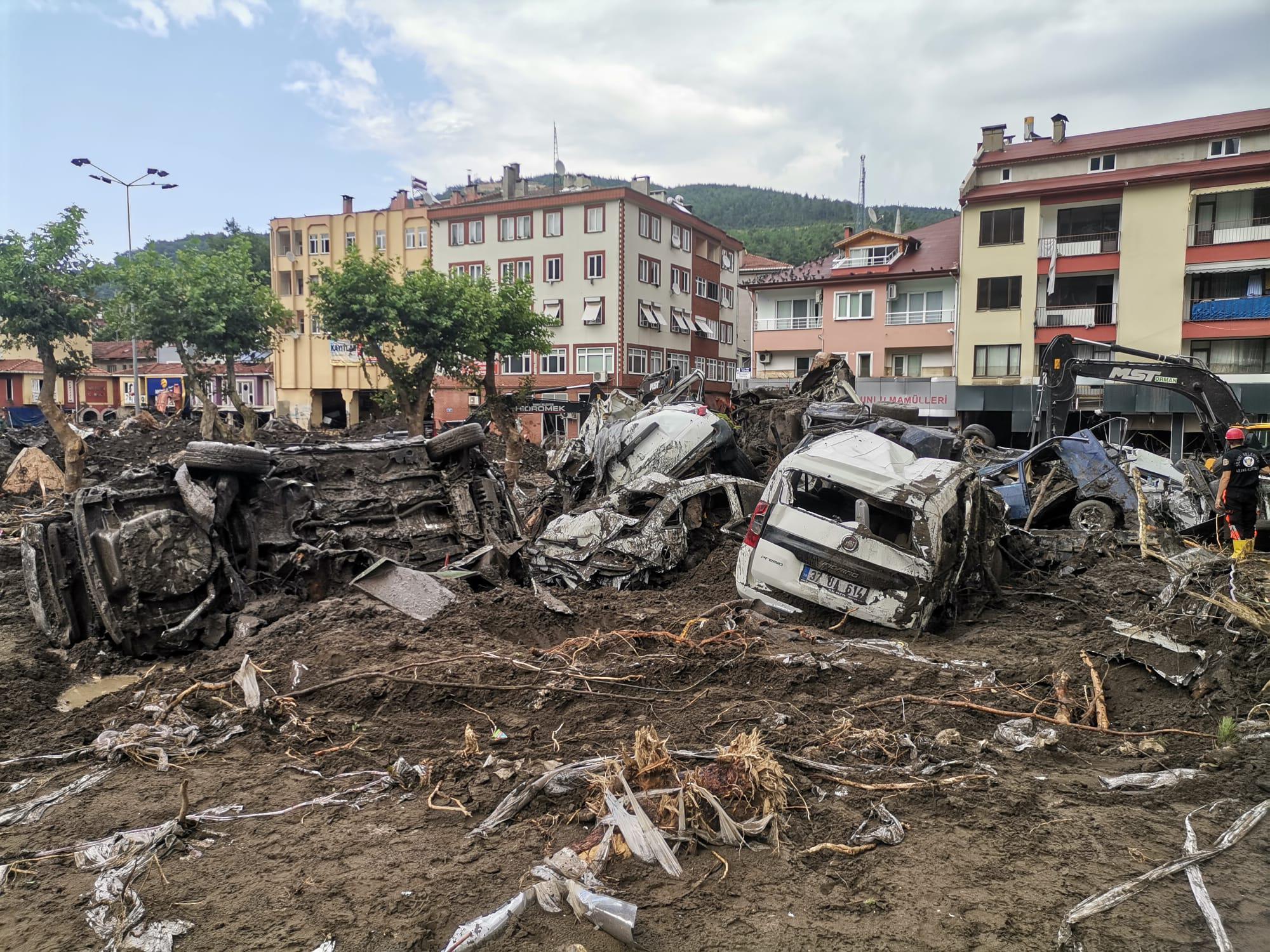 Bozkurtta Ölçer apartmanı önünde acı bekleyiş