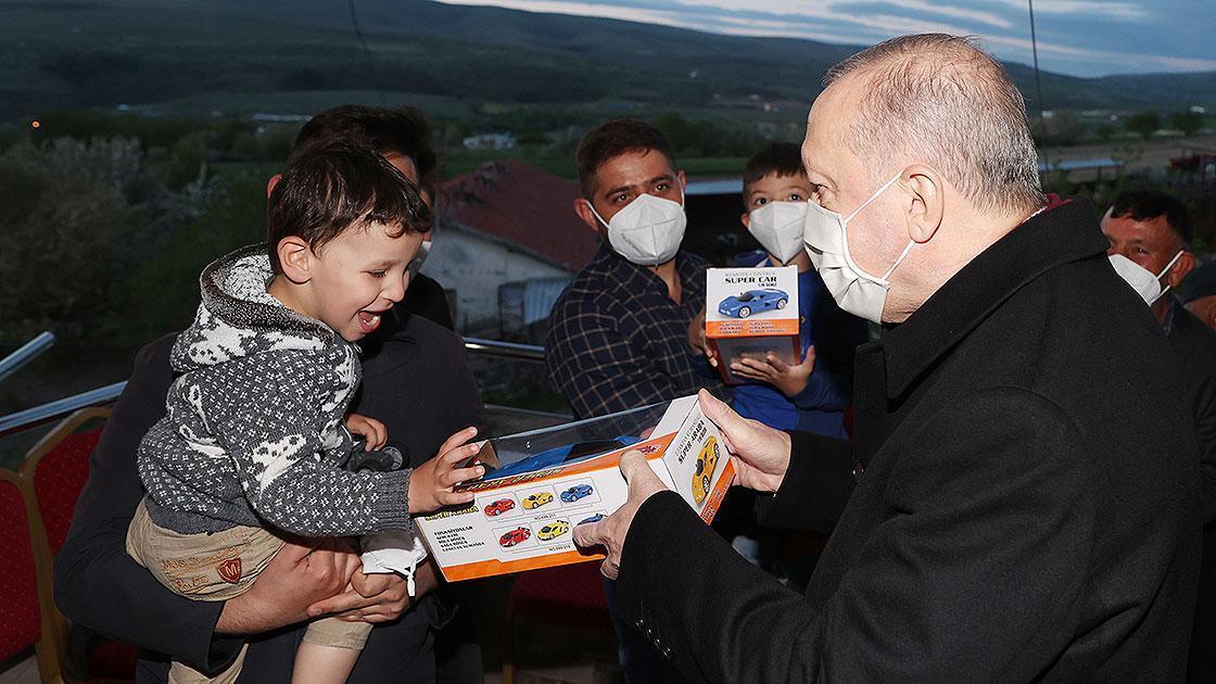 Cumhurbaşkanı Erdoğan, Ankarada bir aileye iftarda konuk oldu