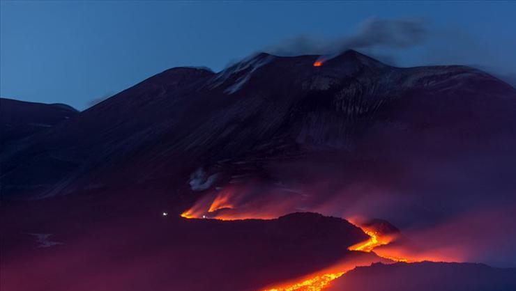 İtalyada Etna Yanardağı tekrar lav püskürtmeye başladı