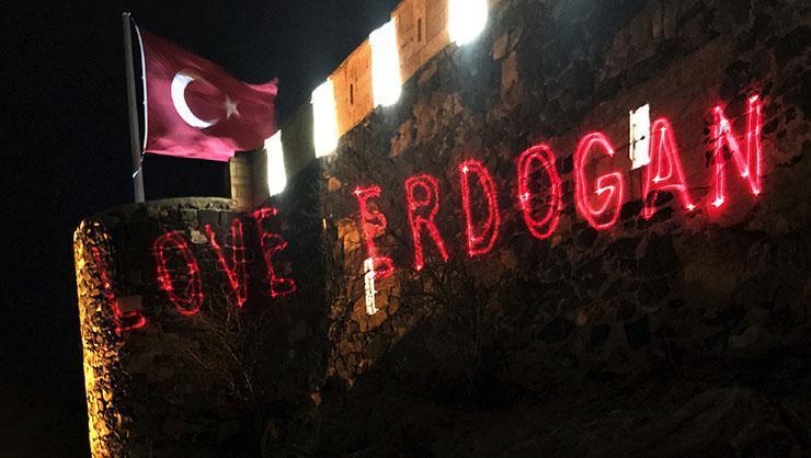 Love Erdoğan görseli LED ekranlara yansıtıldı