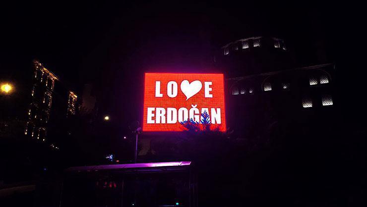 Love Erdoğan görseli LED ekranlara yansıtıldı