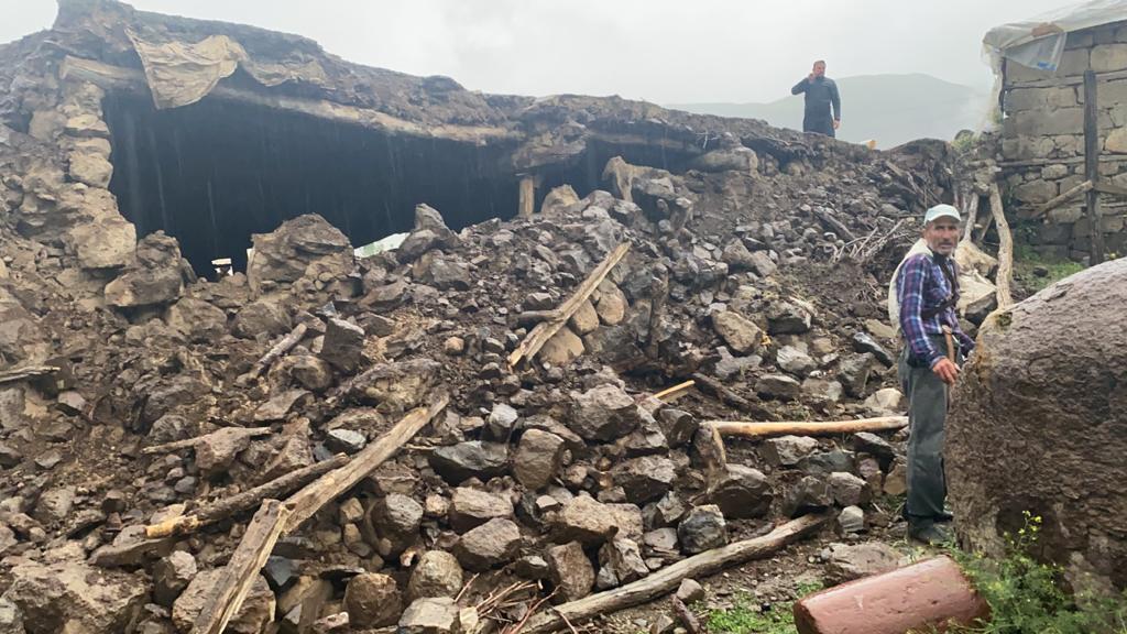 Bingöldeki depremde iki köyde evler yıkıldı: 9 yaralı