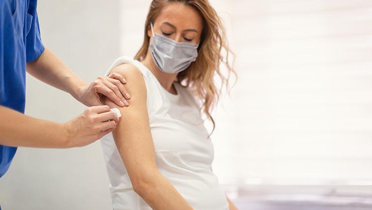 Hamileler covid aşısı olabilir mi Gebelikte covid aşısı zararlı mı Hamileler kaçıncı ayda korona aşısı olabilir