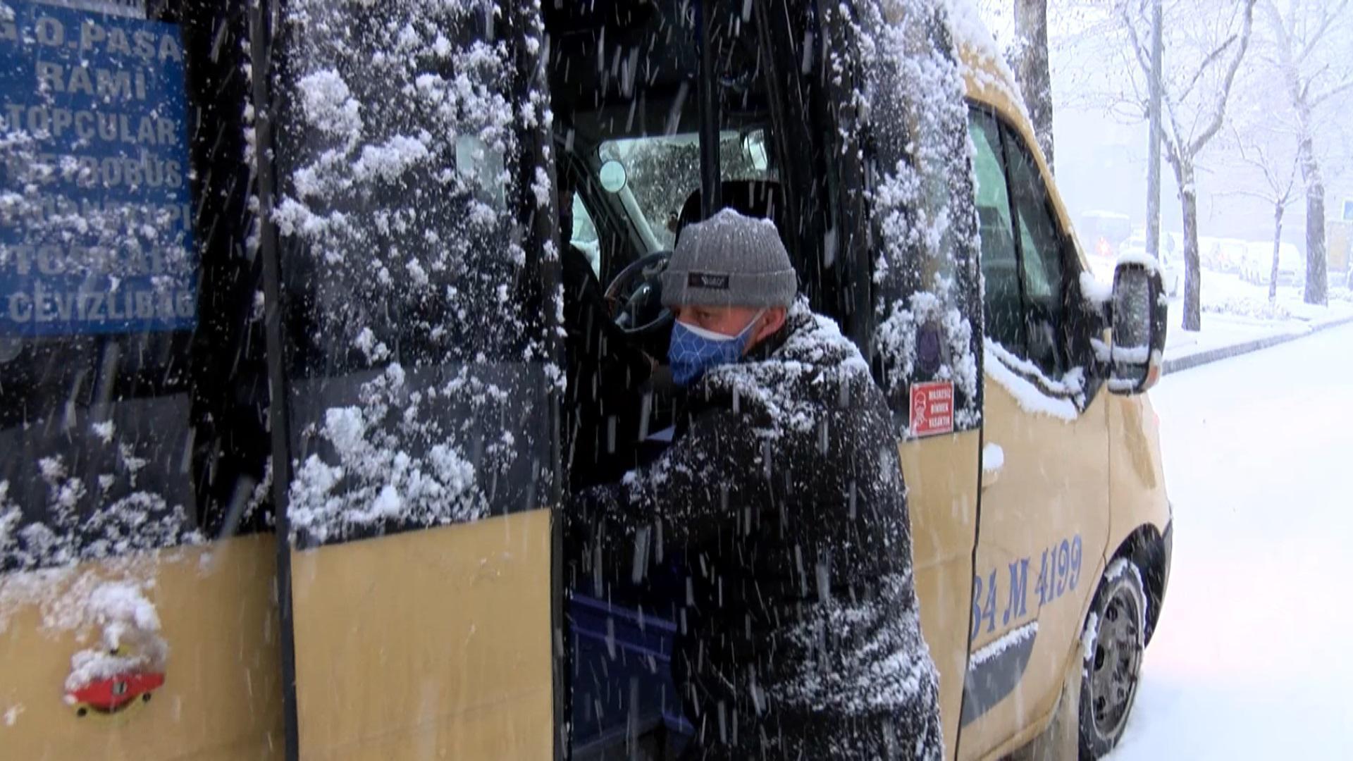 İstanbulda kar yüzünden ilerleyemeyen araçları yolcular itiyor