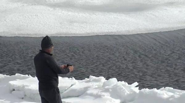 Çıldır Gölü yüzeyindeki buz, sıcak hava yüzünden çözülmeye başladı