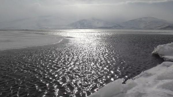 Çıldır Gölü yüzeyindeki buz, sıcak hava yüzünden çözülmeye başladı