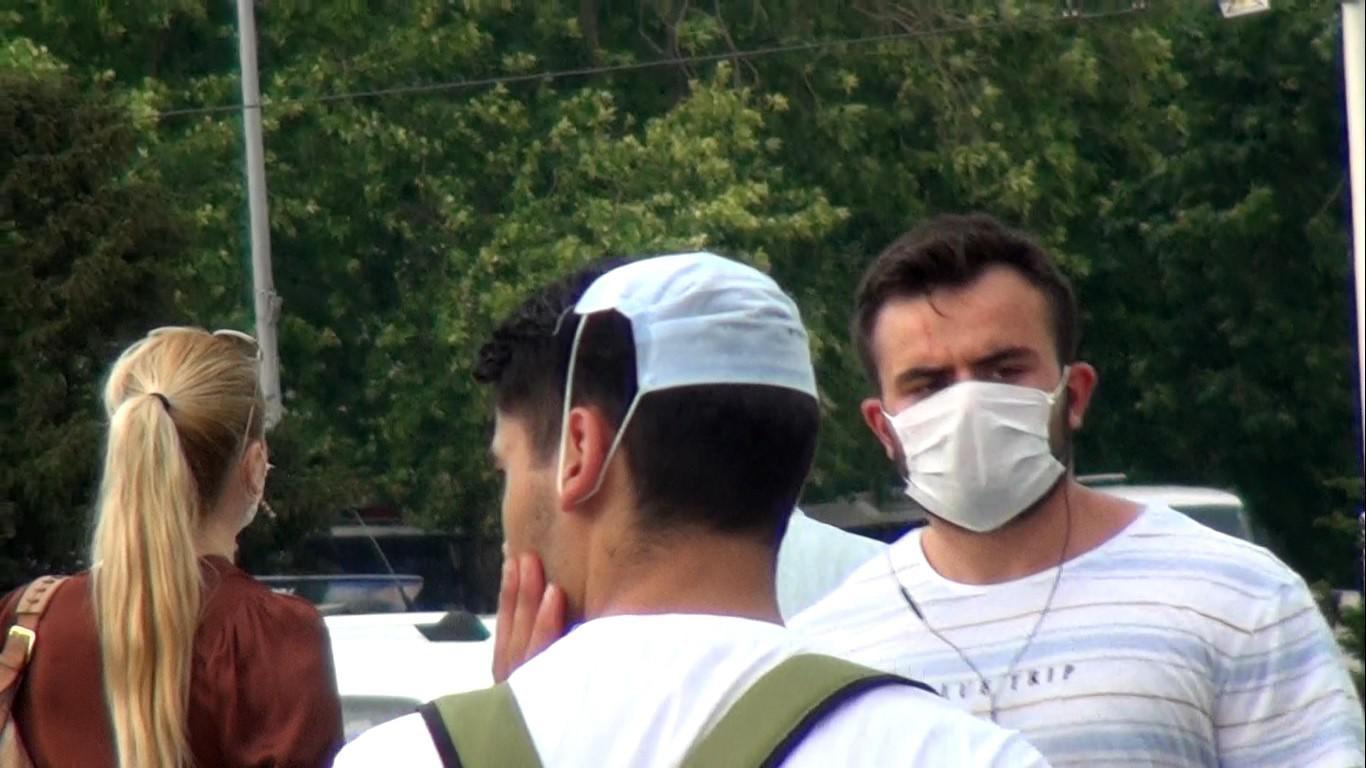 Vatandaşlar maskeyi kafasına şapka, bileğine süs olarak kullanıyor İşte görüntüler