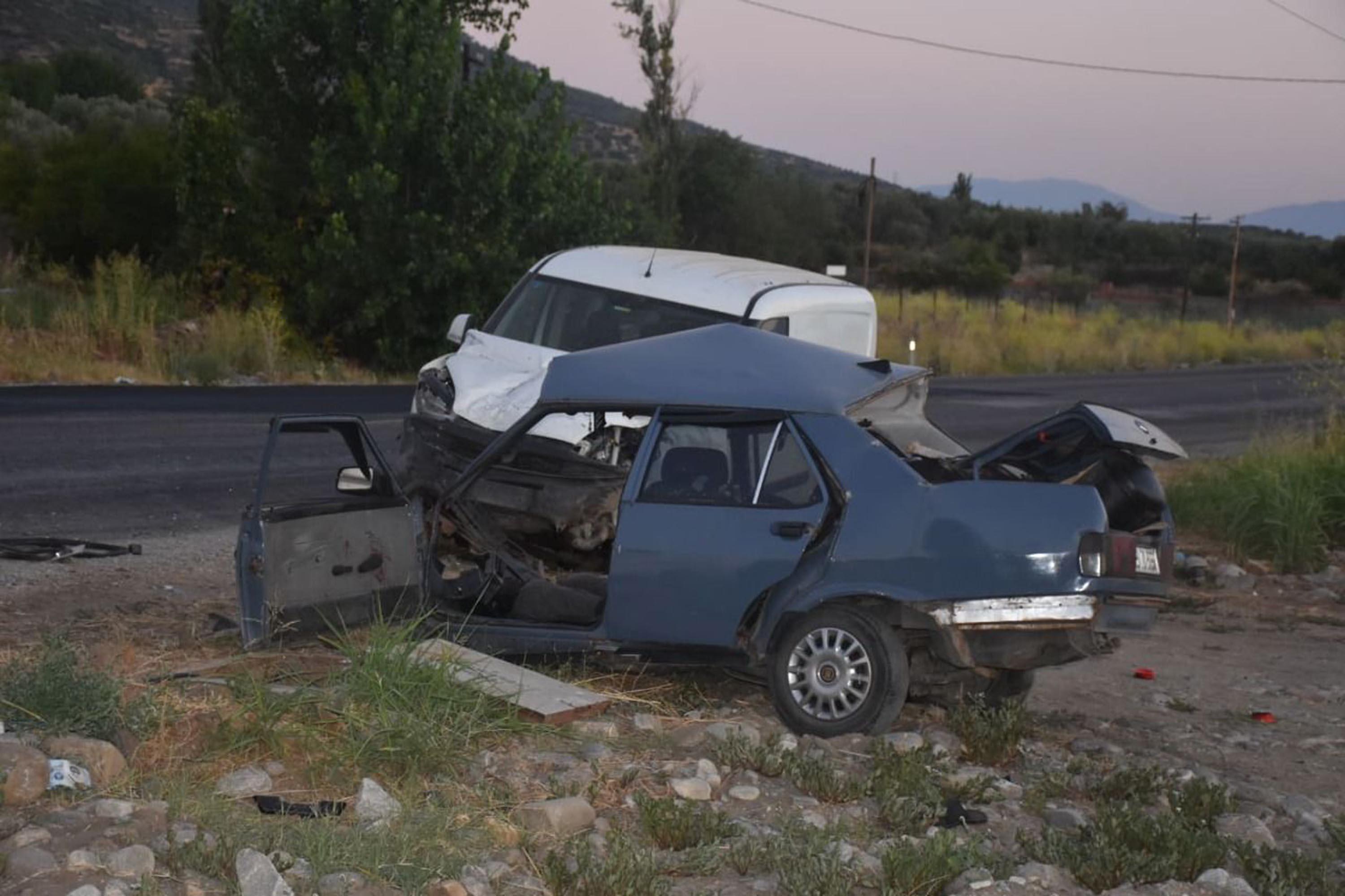 Otomobil ikiye ayrıldı 2 kişi hayatını kaybetti