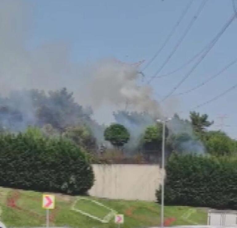 Son dakika: İstanbulda yangın Askeri kışladaki ağaçlık alandan alevler yükseldi