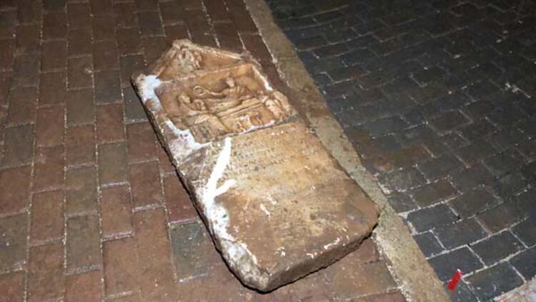 İnşaatta 2 bin yıllık mezar steli bulundu