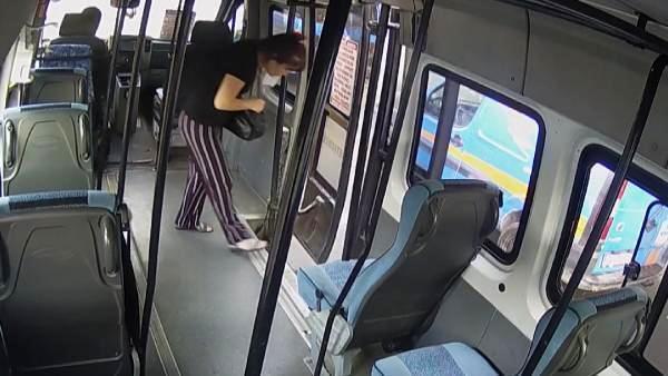Minibüs şoförü, numarasını alana kadar kadın yolcuyu minibüsten indirmedi